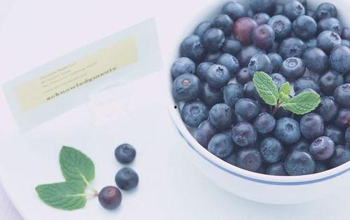 娱乐吃瓜酱母亲吃蓝莓,娱乐吃瓜酱母亲意外吃出时尚新风尚